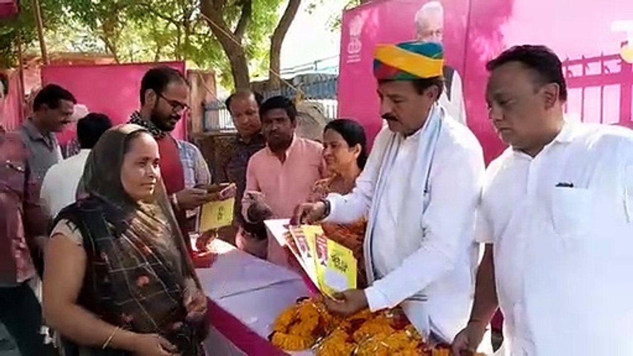 महंगाई से राहत ​शिविर : बांसवाड़ा शहर में एक दिन में 325 लाेगों को मिली 'महंगाई से राहत'
