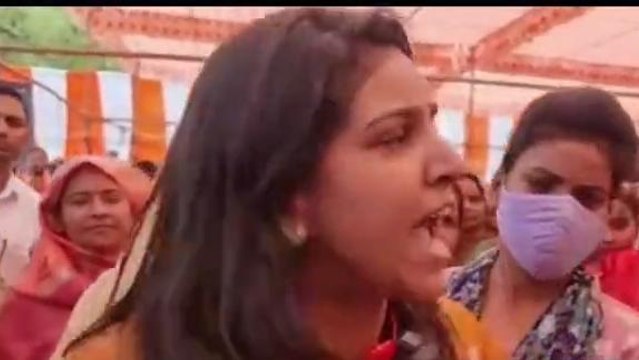 सीएम योगी की जनसभा में महिला का हाईवोल्टेज ड्रामा, शांत कराने में छूटे पुलिस पसीने