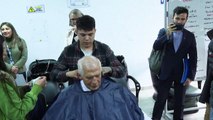 Borrell lässt sich die Haare schneiden
