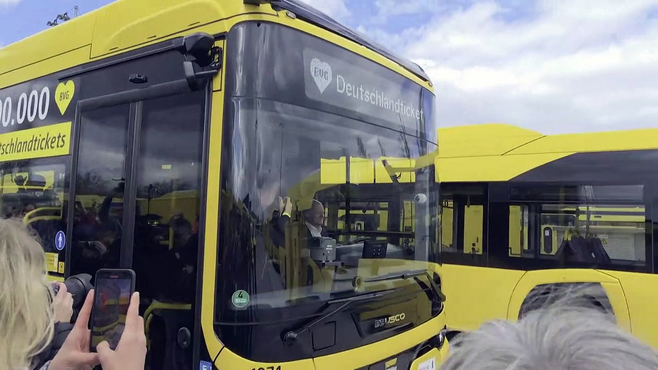 Scholz als Busfahrer bei der BVG