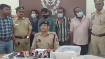 गाजियाबाद: शोरूम में हुई लूट का पुलिस ने किया खुलासा, 22 लाख रुपए समेत 4 लुटेरे अरेस्ट