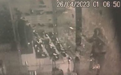 De novo: criminoso 'pesca' jaquetas de couro de vitrine, em Apucarana