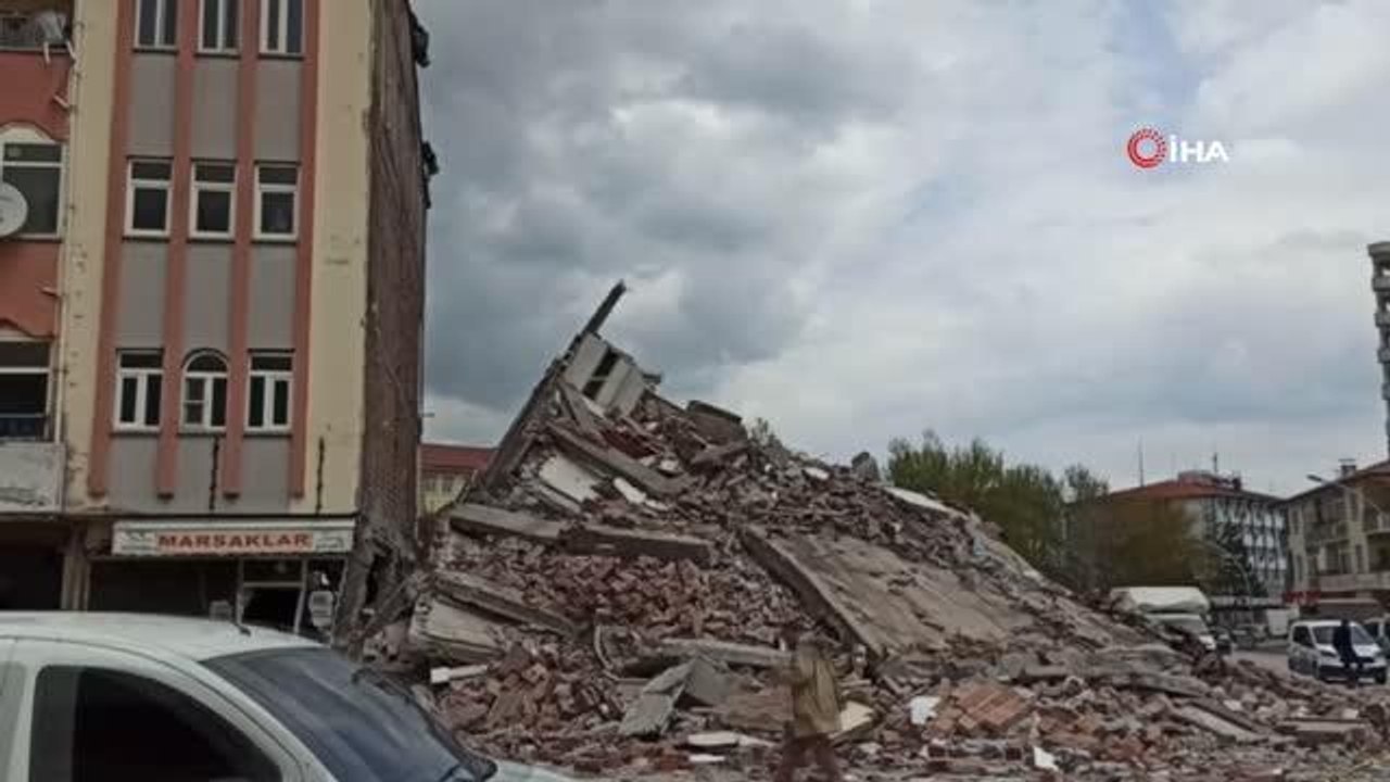 Depremin merkez üssü Elbistan'da ağır hasarlı bina çöktü
