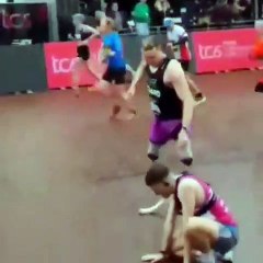 Richard Whitehead a stoppé sa course pour aider un marathonien à terminer la sienne !