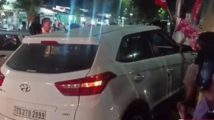 పెద్దపల్లి: అతివేగంతో డివైడర్ ను ఢీ కొట్టిన కారు..!