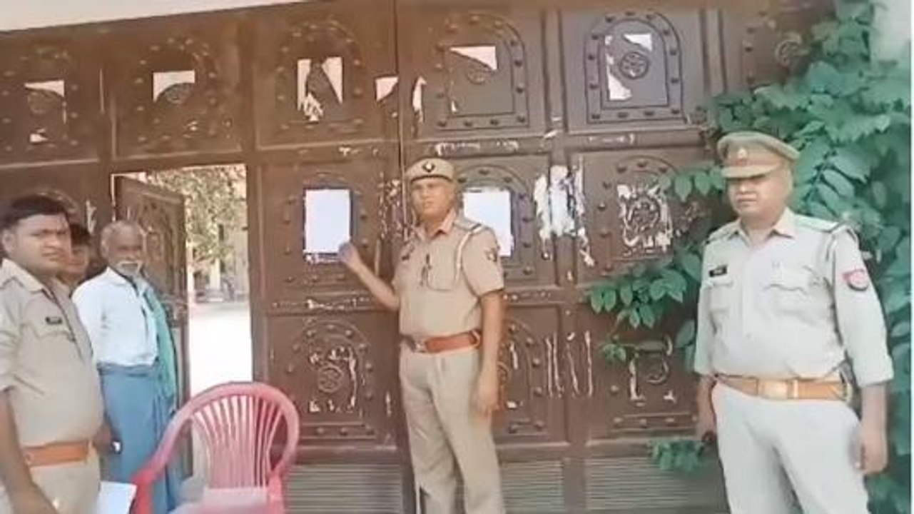 एटा: सपा नेताओं के यहां पुलिस ने नोटिस किया चस्पा