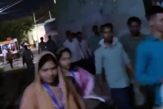 Video: हापुड़ में BSP कैंडिडेट ने जमकर उड़ाई आचार संहिता की धज्जियां, बिना इजाजत अंधेरे में निकाली रैली