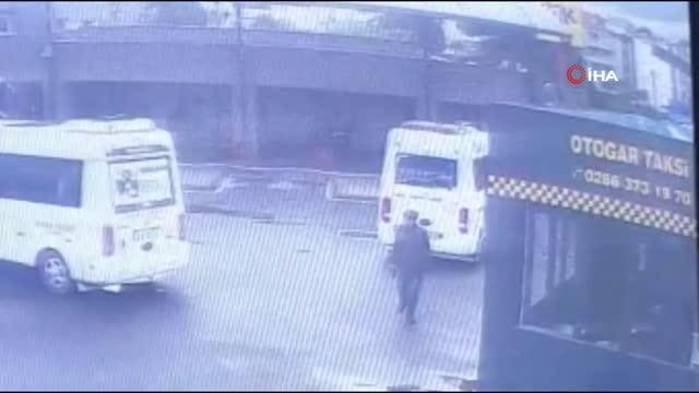 Edremit'te geri geri gelen minibüs yayayı böyle altına aldı