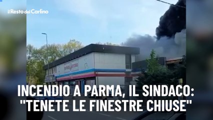 Incendio a Parma, il sindaco: "Tenete le finestre chiuse"