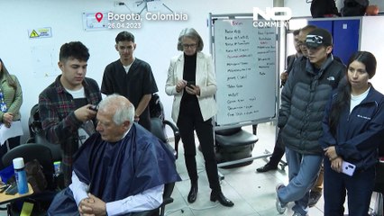 Borrell se corta el pelo en un centro de formación para inmigrantes y personas vulnerables en Bogotá