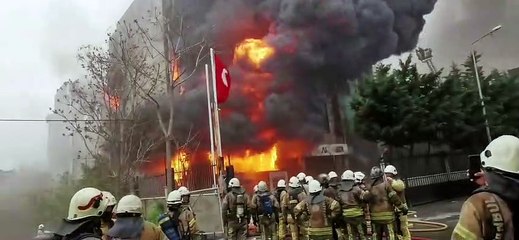 İBB itfaiyesi Akit''teki yangını seyrediyor!