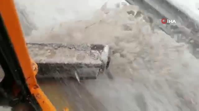 Antalya nisan ayında beyaza büründü, kar kalınlığı 10-15 santimetreyi buldu