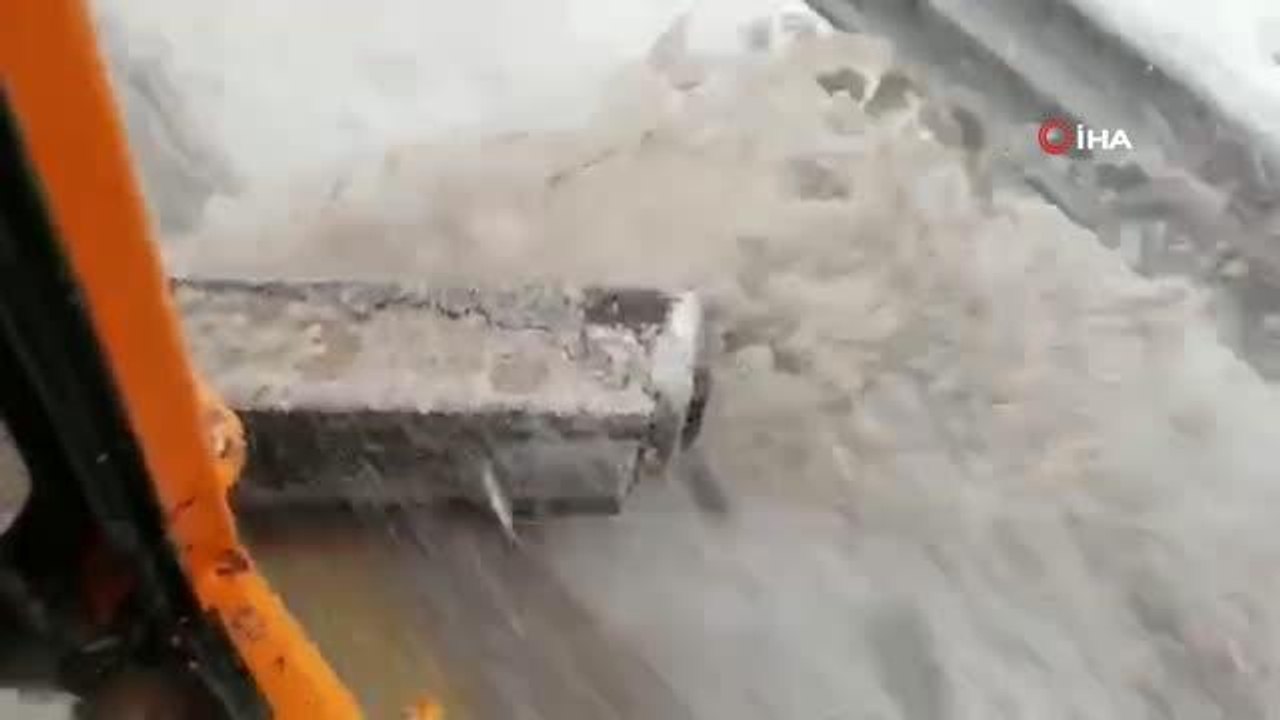 Antalya nisan ayında beyaza büründü, kar kalınlığı 10-15 santimetreyi buldu