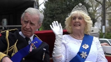 Una provocadora "procesión real" revoluciona Londres antes de la coronación