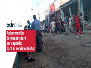 Aglomeración de jóvenes para ser captados para el servicio militar