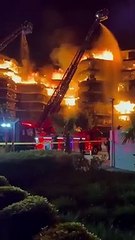 İzmir narlıdere'de ünlülerin ikamet ettiği bina yanıyor