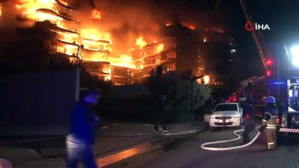 İzmir'de Site yangını: Bazı vatandaşlar yangından kurtarmak için balkondan atladı