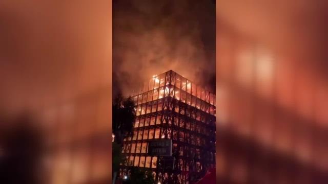 İzmir Bir Sitede Büyük Yangın... Narlıdere Belediye Başkanı Ali Engin: Şimdiye Kadar Yaralı ve Can Kaybı Bilgisi Yok