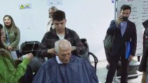 Corte de pelo para Josep Borrell en centro de migrantes de Colombia