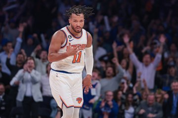 Jalen Brunson Doesn't Like Josh Hart Eating Wings