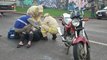 Mulher fica ferida em acidente entre carro e moto no São Cristóvão