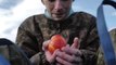 Vídeo: prisioneiro de guerra chora ao comer maçã depois do resgate Um prisioneiro de guerra ucraniano se emocionou ao comer uma fruta fresca pela primeira vez em um ano de prisão