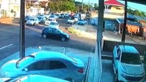 Câmera registra momento em que motociclista cai ao bater na traseira de carro na Rua Cuiabá