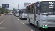 En caravana recibieron la flota de buses rusos las familias de León