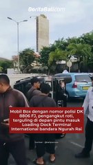 Mobil Box dengan nomor polisi DK 8806 FJ, pengangkut roti, terguling di depan pintu masuk Loading Dock Terminal International bandara Ngurah Rai