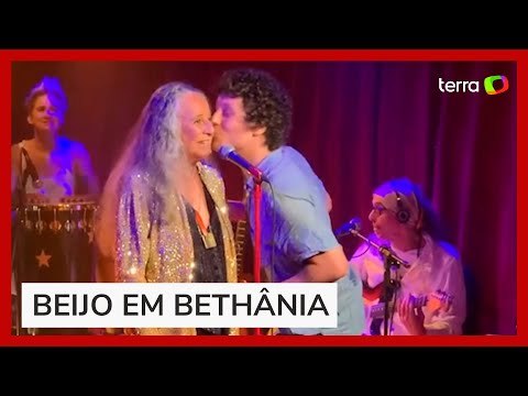 Filho de Cássia Eller surpreende Maria Bethânia com beijo