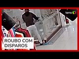 Homens quebram vidraça e fogem após roubo de joalheria em Curitiba