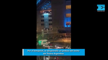 Por el temporal, se desprendió un pedazo del techo del Teatro Argentino