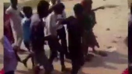 पूर्वी चंपारण: मोबाइल चोरी करते रंगे हाथ पकड़े गए दो युवक, भीड़ ने की जमकर धुनाई