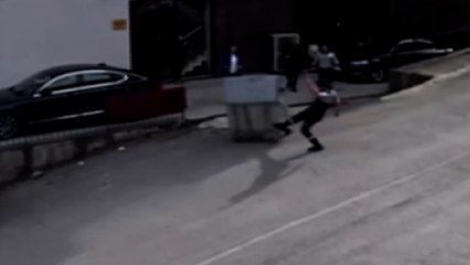 Hızla giden çöp konteynerini gördü, tehlikeyi tekme ile savuşturdu