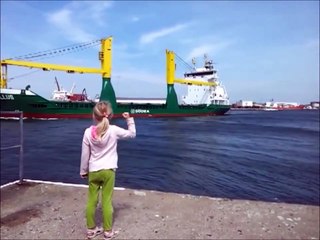 Cette fillette ne s'attendait pas à ce niveau sonore !