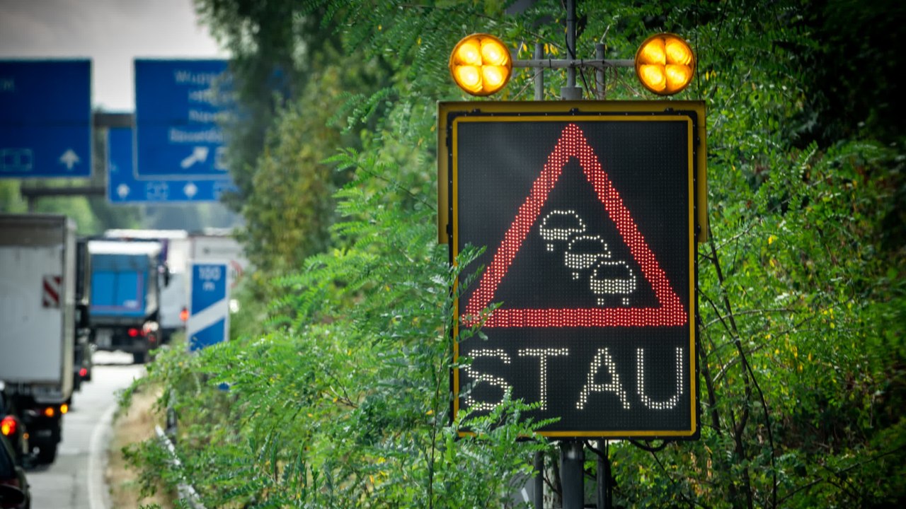 Adac: volle straßen zum ersten maiwochenende erwartet