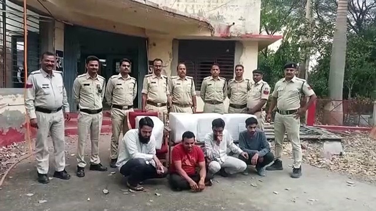 चोरी के 65 लैपटॉप के साथ चार आरोपी पुलिस गिरफ्त में