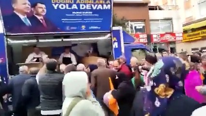 Kadıköy'de çay dağıtan AKP Sultanbeyli'de ekmek dağıttı