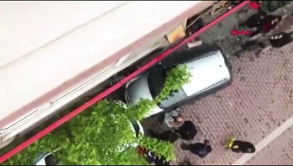 El frenini çekmeyi unuttuğu otomobilinin altında kaldı