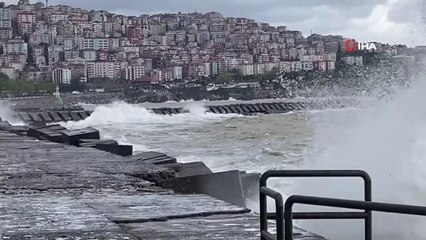 Dev dalgalar kıyıyı adeta dövdü