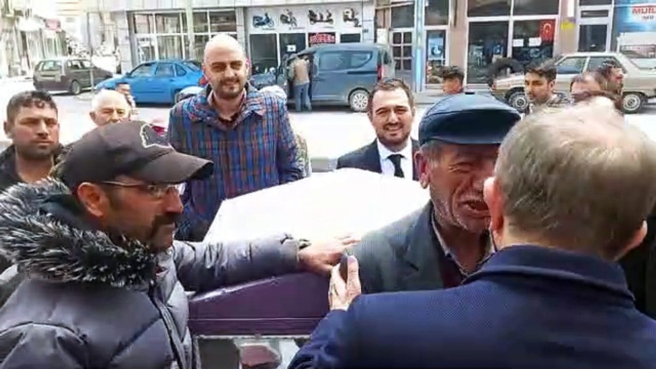 Davutoğlu, memleketi Konya'da esnaf ziyareti yaptı