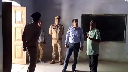 फिरोजाबाद: डीएम ने पुलिस बल के साथ मतदान केंद्र का किया निरीक्षण