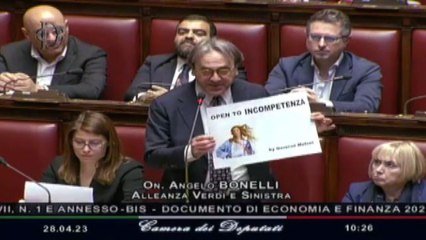 Malore per Bonelli, in aula con cartello "Open to incompetenza"