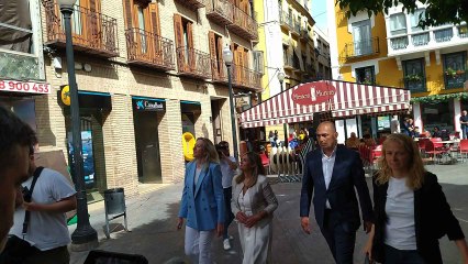 Lona que Cs ha colocado en la plaza de las Flores de Murcia, este viernes, para denunciar la corrupción de PP y PSOE.