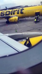 Download Video: Funcionário filmado a meter fita cola em asa de avião torna-se viral