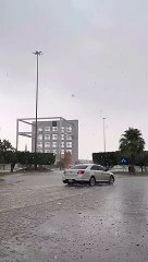 شاهد.. الأمطار تُفيق النائمين بالطائف وتدفع الزوار للاستمتاع وتوثيق الأجواء