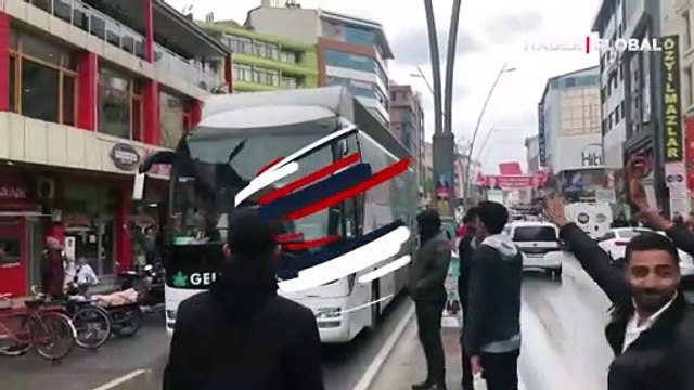 Konya'da seçim çalışmasında karşılaşan Ümit Özdağ ve Ahmet Davutoğlu birbirlerine el salladı