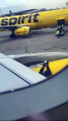 Скачать видео: Funcionário filmado a meter fita cola em asa de avião torna-se viral