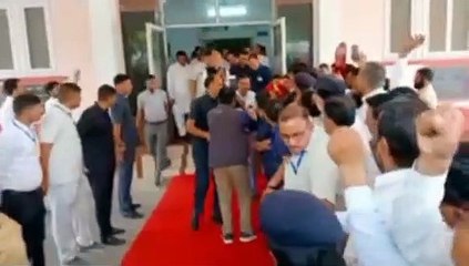 मुख्यमंत्री 20 मिनट आमजन से मिले, एकत्र हो गए दो सौ ज्ञापन