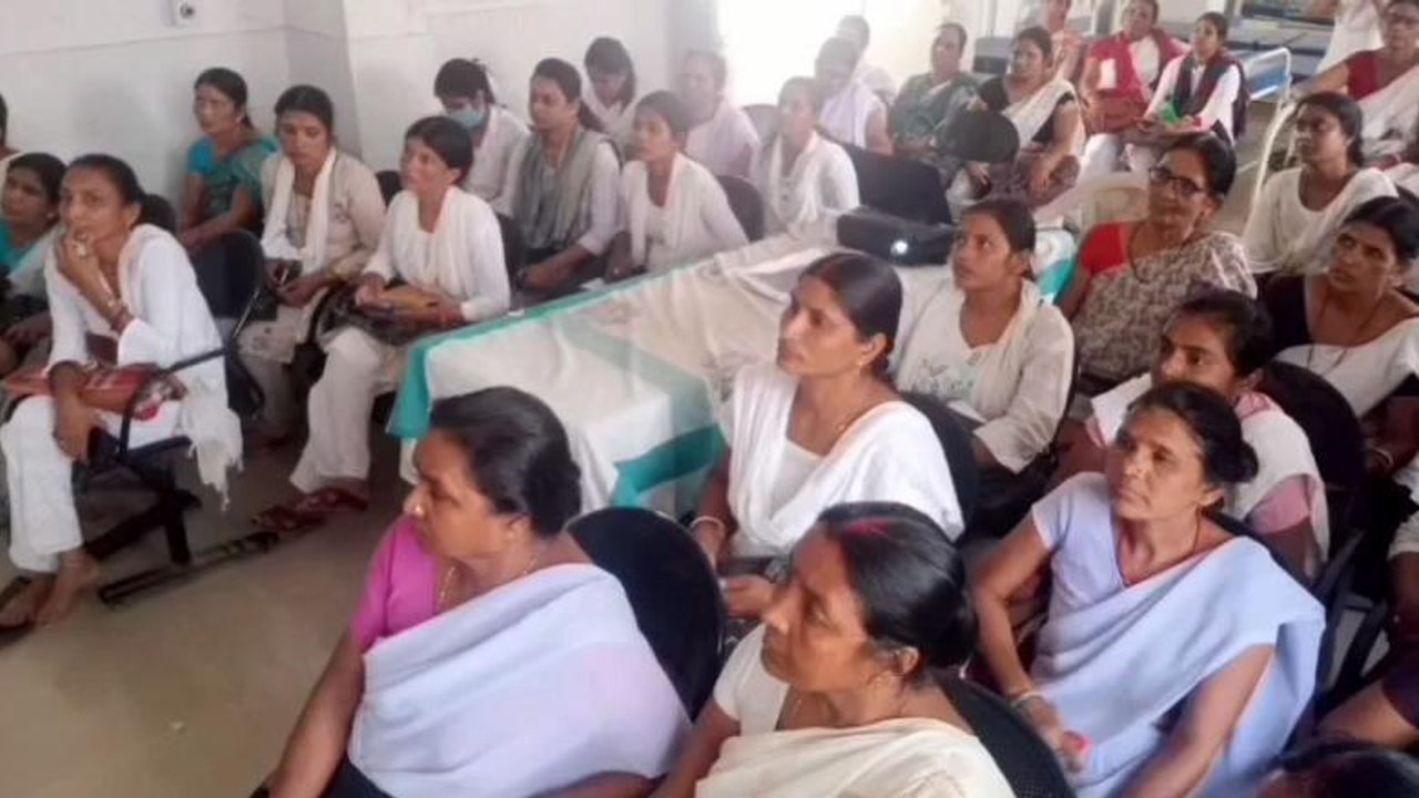 पूर्णिया: सामुदायिक स्वास्थ्य केंद्र में सभी एएनएम को अनमोल व आरसीएस को दिया गया प्रशिक्षण